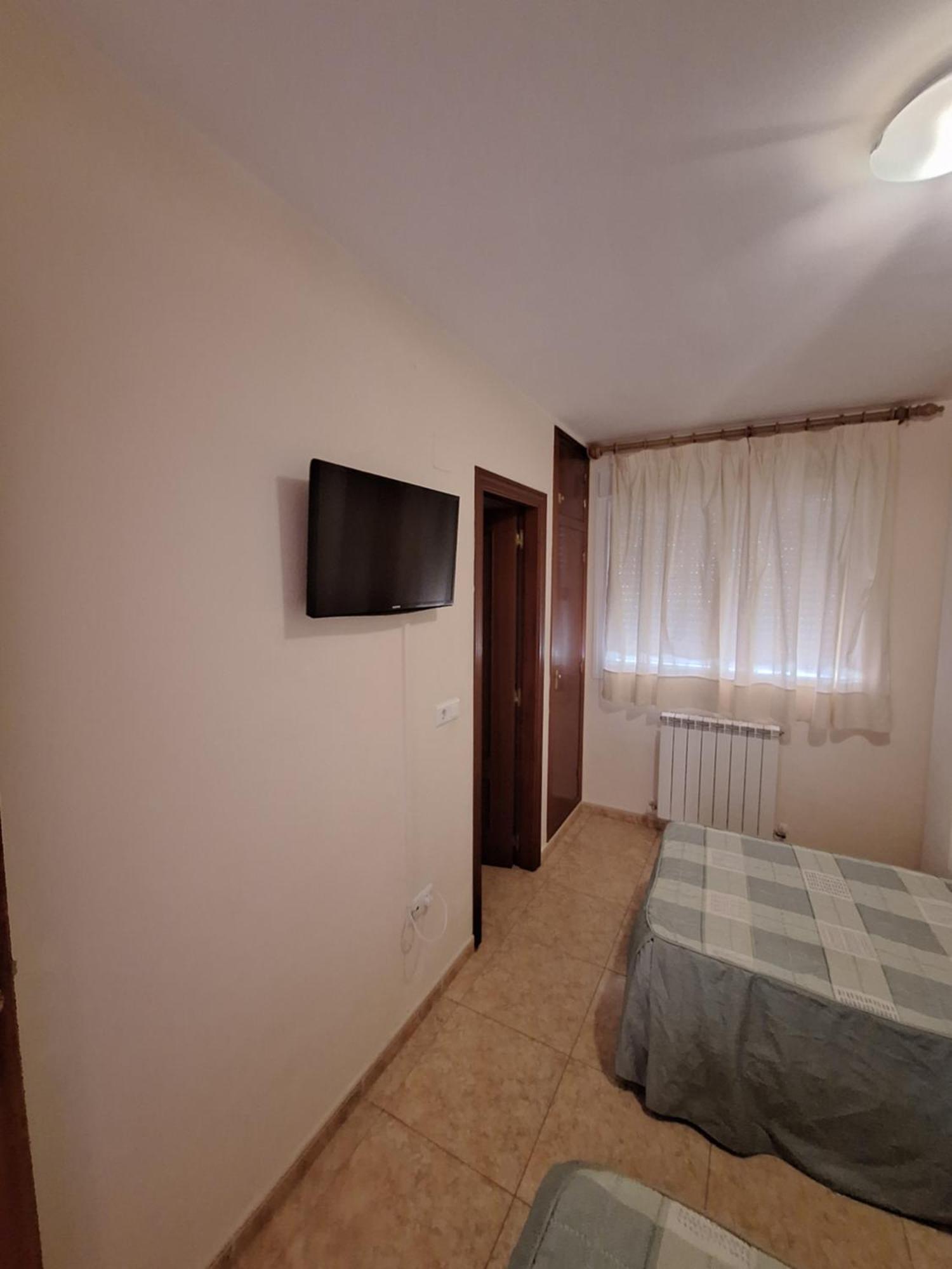 Hostal Pension - La Rotonda Hotel Tardienta Buitenkant foto